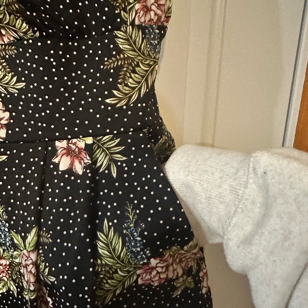 Cabi Runaround Black Floral Polka Dot Romper. Size Medium. - Picture 6 of 9